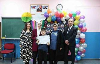 Şehidin oğlu ilk karnesini Bakan Göktaş’ın elinden aldı