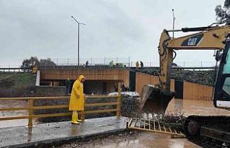 Sel suları yükseline minibüsün üzerinde mahsur kalan vatandaşları belediye ekipleri kurtardı