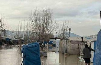 Selde mahsur kalan vatandaş kepçeyle kurtarıldı