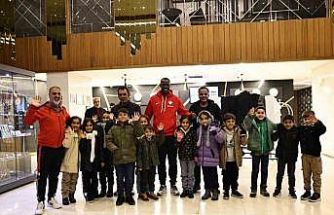 Senegalli futbolcu Mame Thiam, Dicle’de yenilettiği köy okulunun öğrencileriyle buluştu