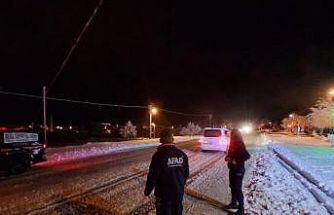 Seydikemer’de kardan kapanan yolda araçlar mahsur kaldı