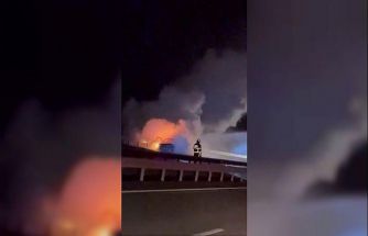 Seyir halindeki otomobil alev topuna döndü