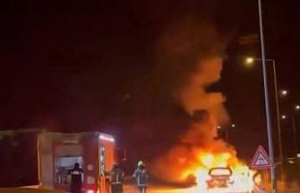 Seyir halindeki otomobil alev topuna döndü: Aracının yanışını çaresizce izledi