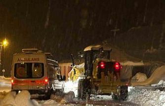 Siirt’te yoğun kar yağışına rağmen ekipler çalışmaya devam ediyor