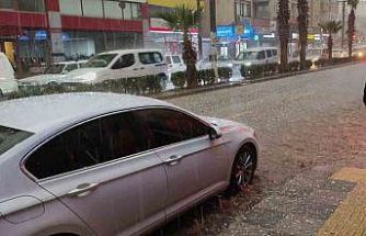 Silifke’de dolu felaketi: Sokaklar beyaza büründü, tarım alanları zarar gördü