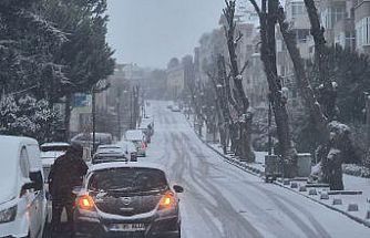 Silivri güne kar yağışı ile başladı