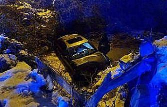 Sinop’ta buzlanan yolda otomobil dereye uçtu: 1 yaralı