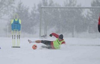 Sivasspor kar altında çalıştı