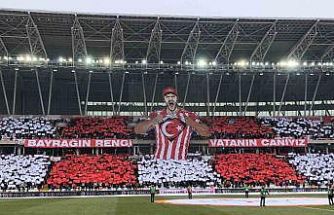 Sivasspor taraftarlarından Türk bayrağı koreografisi