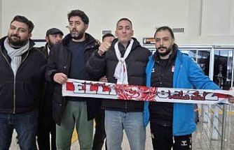 Sivasspor’un prensipte anlaştığı Rey Manaj’a coşkulu karşılama