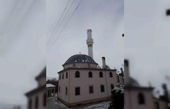 Sivas’ta şiddetli rüzgar cami minaresinin külahını uçurdu