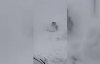 Sivas’ta yoğun kar ve tipi nedeniyle bazı yollar ulaşıma kapatıldı