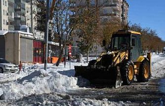 Siverek’te kar kütleleri kamyonlarla şehir dışına taşınıyor