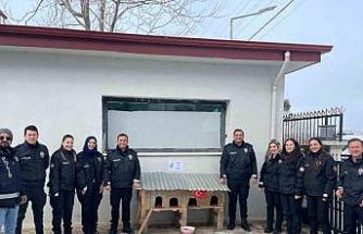 Sivrice polisinden üşüyen minik dostlarına kedi evi