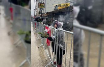 Slogan atmak isterken kendini yakan kadın, ‘abla yanıyorsun’ uyarısına aldırış etmedi