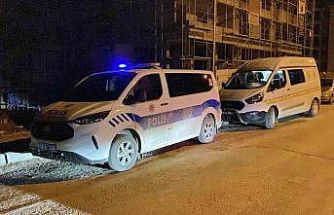 Sokakta rastgele tabancayla ateş eden maganda evin camına zarar verdi