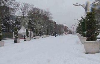 Sultangazi’de çocuklar kardan adam yaptı, karın keyfini çıkardı
