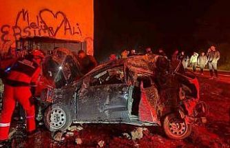 Takla atan otomobil elektrik trafosuna daldı: 2 yaralı