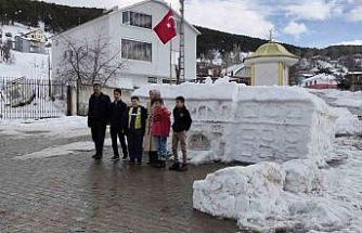 Tarihi Sivas Valiliği’nin kardan maketi ziyaretçilerini ağırlıyor