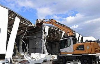 Tarım arazisine kaçak yapılan depolar yıkıldı