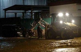 Taşan Kepez Çayı’nda mahsur kalan araç iş makinası yardımı ile kurtarıldı