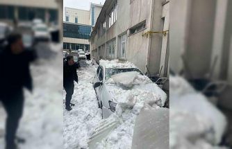 Tatvan’da çatıdan düşen kar otomobili kullanılamaz hale getirdi