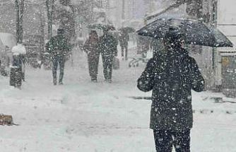 Tatvan’da yoğun kar yağışı yeniden etkili oluyor