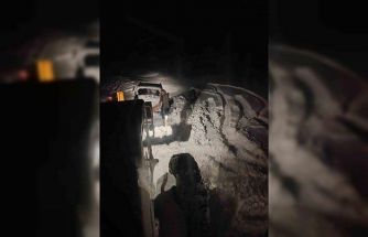 Tekman’da karda mahsur kalan araç belediye ekiplerince kurtarıldı