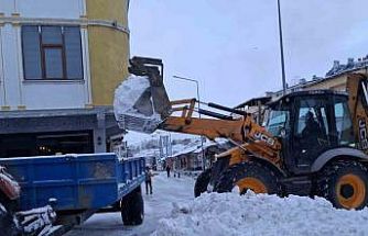 Tercan’da kar temizliği, Girlevik’te buz sarkıtları oluştu