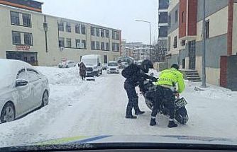 Tipiye rağmen görev başındaki polisler yolda kalanların yardımına koştu