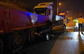 Tofaş tıra ok gibi saplandı: 1’i ağır 2 yaralı