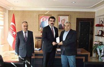 Tomarza’da vergi dairesi bünyesinde 41 yıl görev yapan memura kaymakamdan plaket