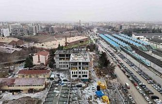 Tonlarca yükü metrelerce yükseklikte adeta iğne deliğinden geçiriyorlar