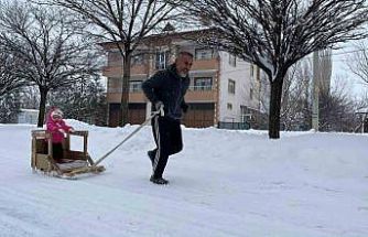 Torununu kızakla çekerek antrenman yapıyor