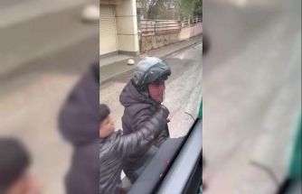 Trafikte tartıştığı servis aracının camını kaskıyla kırdı