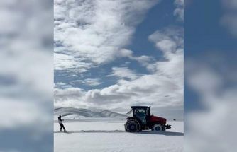 Traktör arkasında kayak keyfi