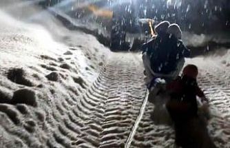 Traktöre bağlanan kızaklarla gün boyu kayak yaptılar