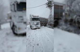 Türkeli’de doğalgaz tırı karda kaydı, yol ulaşıma kapandı