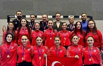 Türkiye Kadın Hokey Milli Takımı şampiyonluk kürsüsünde