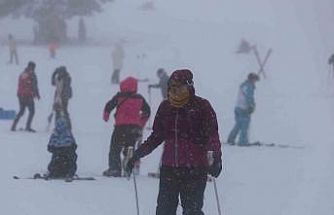 Uludağ’da sömestr tatilinin son günlerinde sis ve soğuğa rağmen yoğunluk sürüyor