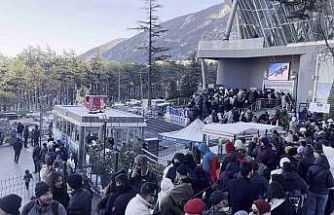 Uludağ’da zirve yarışı...Teleferik kuyrukları metrelerce uzadı