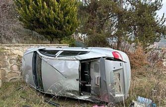 Uşak’ta kontrolden çıkan otomobil bahçeye devrildi: 1 yaralı