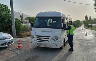 Uşak’ta polis ve jandarmadan okul çevreleri ve servislere sıkı denetim