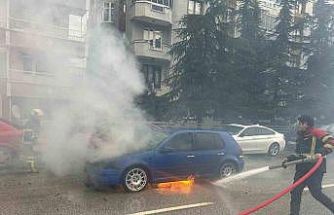 Uşak’ta seyir halindeki otomobil alev aldı