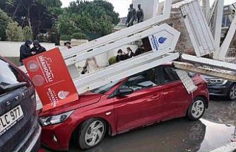 Üsküdar’da tırın üzerindeki ekskavatör tabelaya çarptı: 7 araç zarar gördü