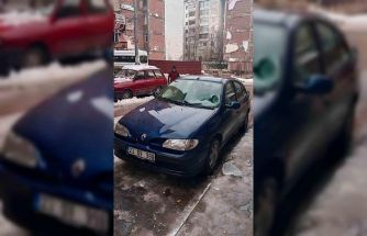 Üzerine buz düşen aracın camı kırıldı