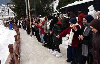 Uzungöl’ün çevresinde binlerce kişi horon halkası oluşturdu