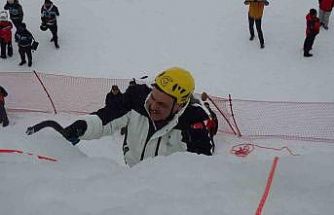 Vali Çiftçi, yapay buz duvarına tırmandı