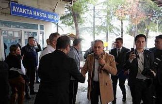 Vali Kemal Çeber, kazada yaralanan vatandaşları hastanede ziyaret etti