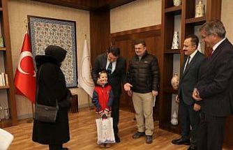 Vali Musa Işın, minik Havva ve ailesini valilik makamında ağırladı